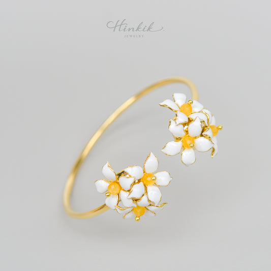 กำไลข้อมือดอกมะลิสีส้มเคลือบอีนาเมลสีขาว - ทำด้วยมือโดย Hinkik Jewelry