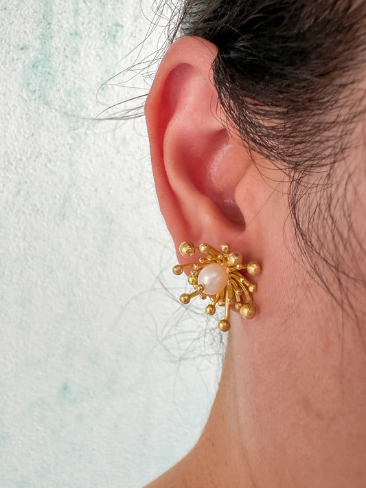 ต่างหูดอกแอนีโมนพร้อมไข่มุกแท้