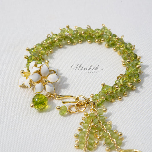 สร้อยข้อมือดอกมะลิส้มประดับเพอริดอตและไข่มุก - ทำมือโดย Hinkik Jewelry