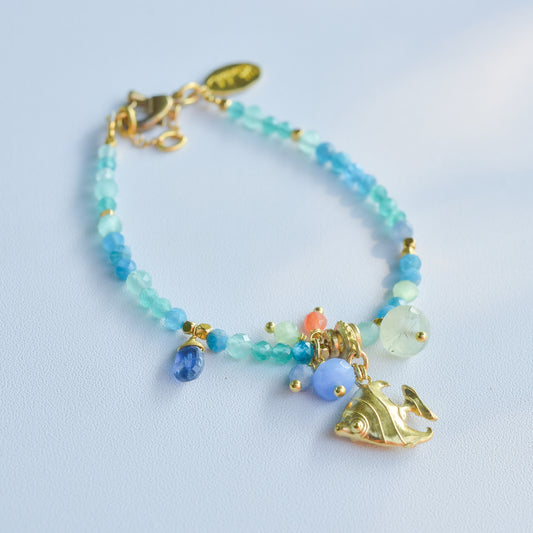 สร้อยข้อมือรูปปลาไอดอลมัวร์ริชพร้อมหินธรรมชาติโทนสีน้ำทะเล