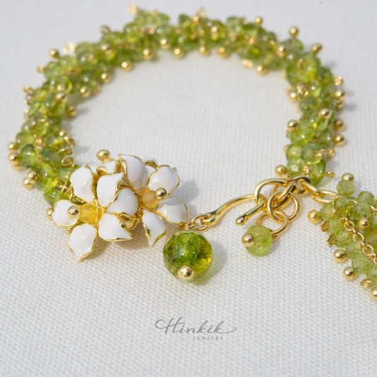 สร้อยข้อมือดอกมะลิส้มประดับเพอริดอตและไข่มุก - ทำมือโดย Hinkik Jewelry