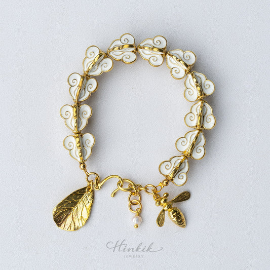 สร้อยข้อมือดอกไม้รัก – เคลือบอีนาเมลสีขาวจากอิตาลีบนทองเหลืองขัดเงา